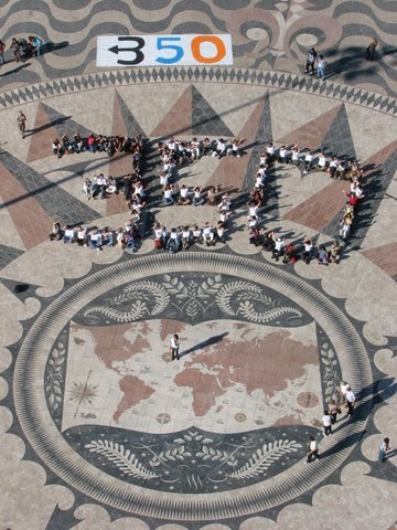 2009, Outubro - No dia 24, Dia de Acção pelo Clima, 144 cidades incluindo Lisboa (na imagem, junto ao Padrão dos Descobrimentos) e Gaia juntaram-se e reclamaram aos líderes mundiais a resolução da crise climática numa iniciativa promovida pela 350.or